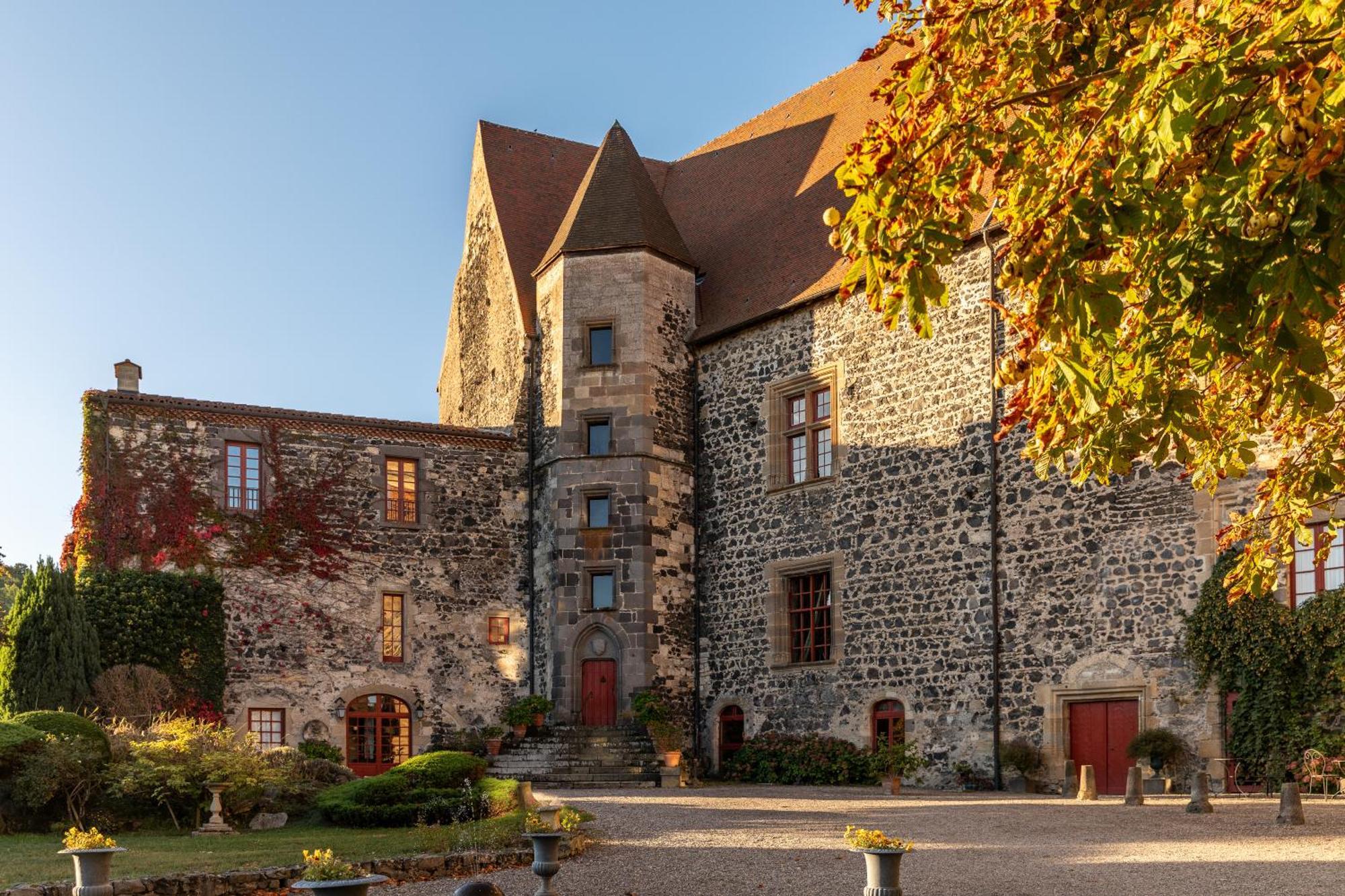 Chateau Royal De Saint-Saturnin Bagian luar foto