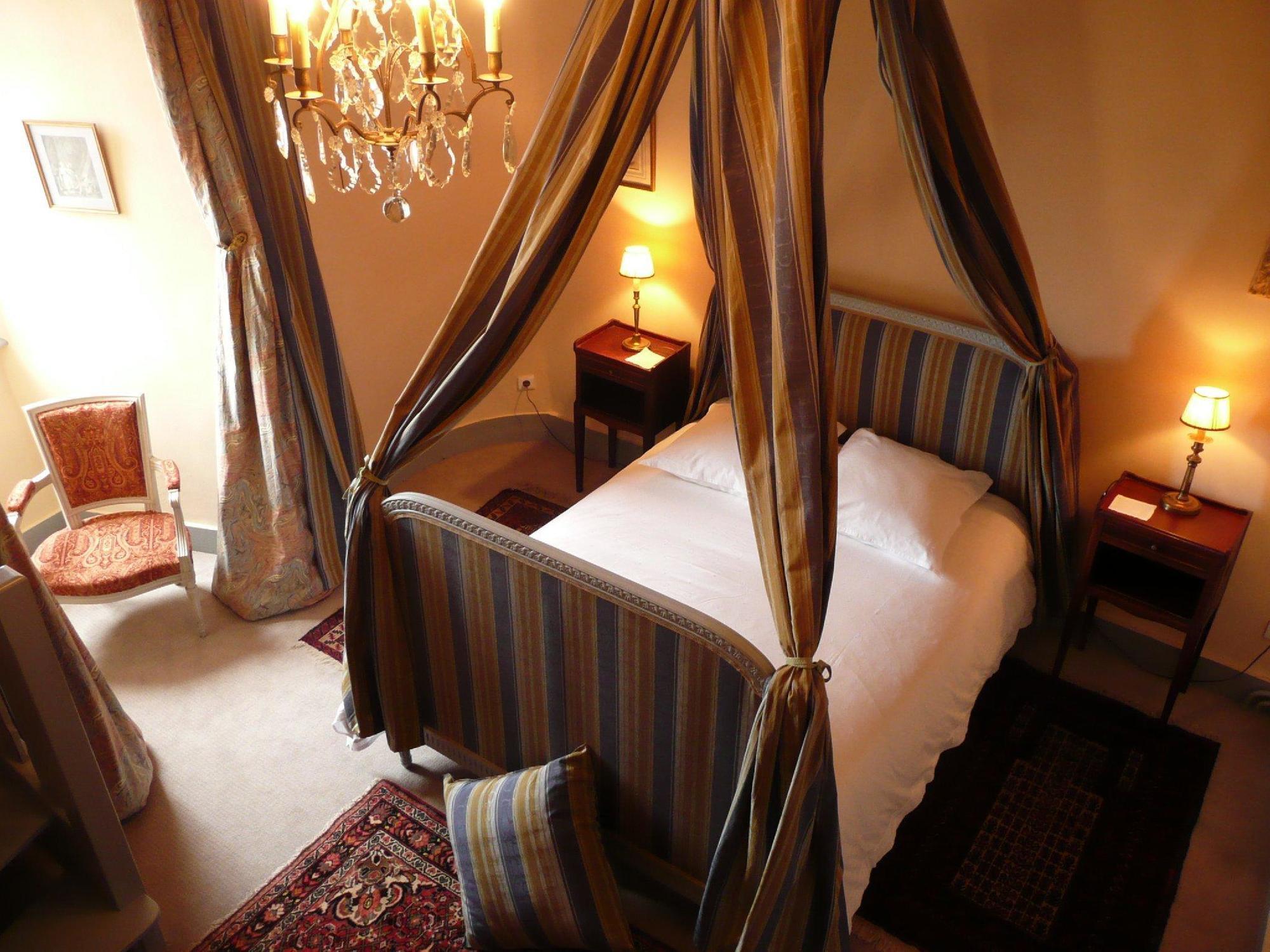Chateau Royal De Saint-Saturnin Bagian luar foto