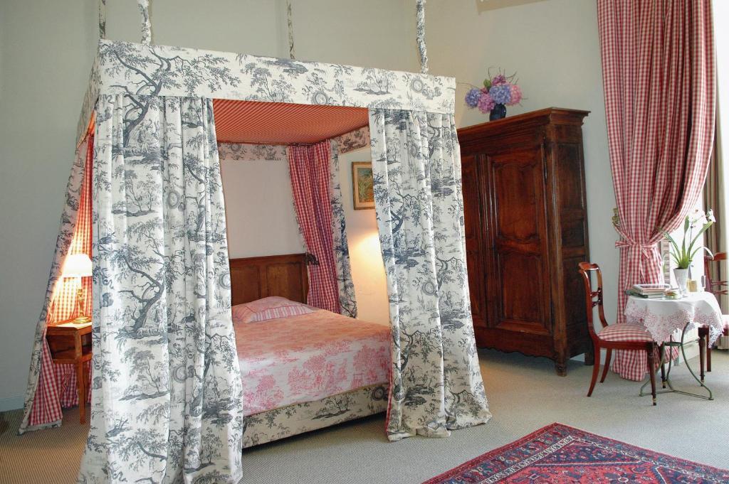 Chateau Royal De Saint-Saturnin Bagian luar foto